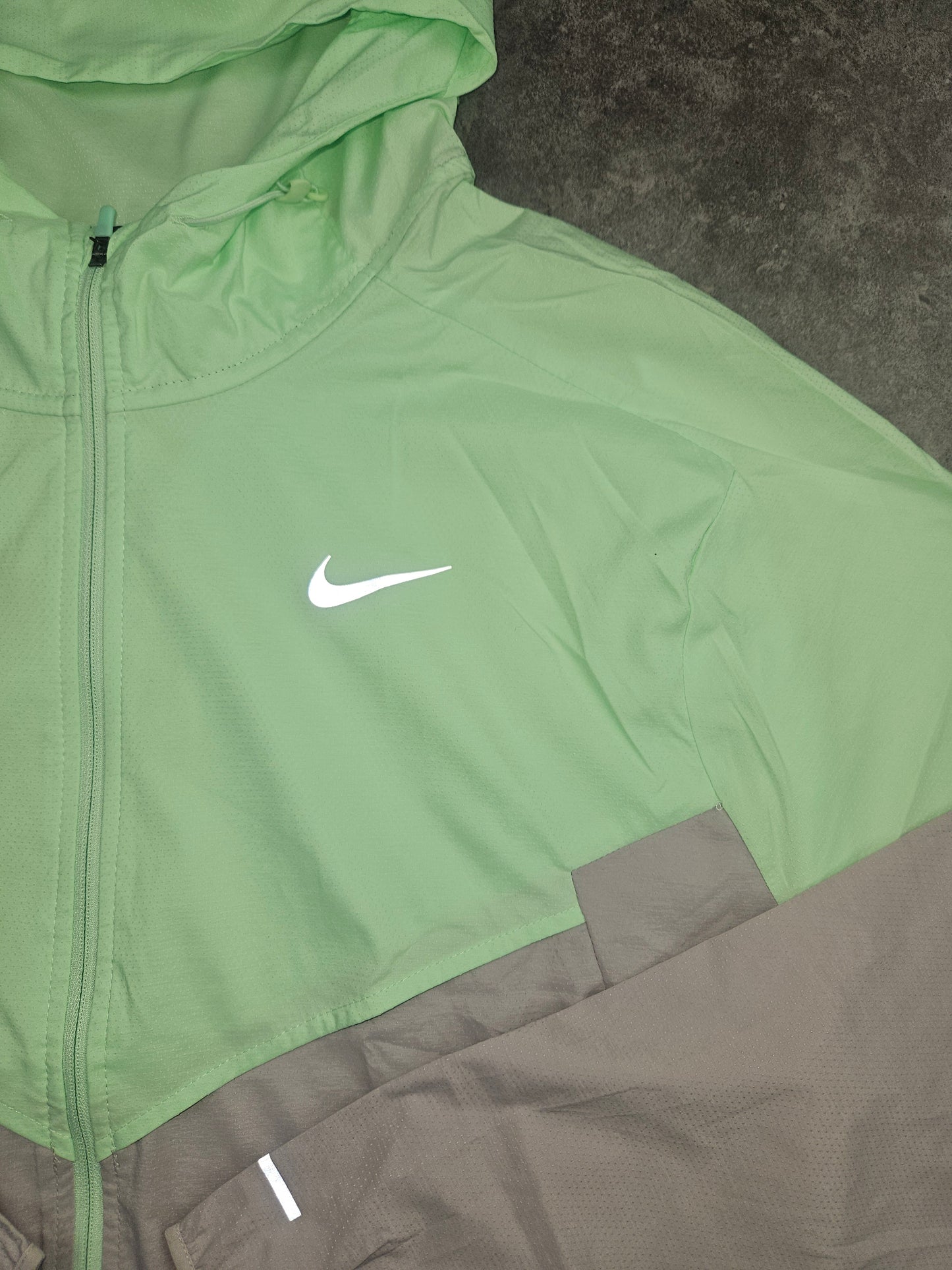 Nike vapour green windbreaker