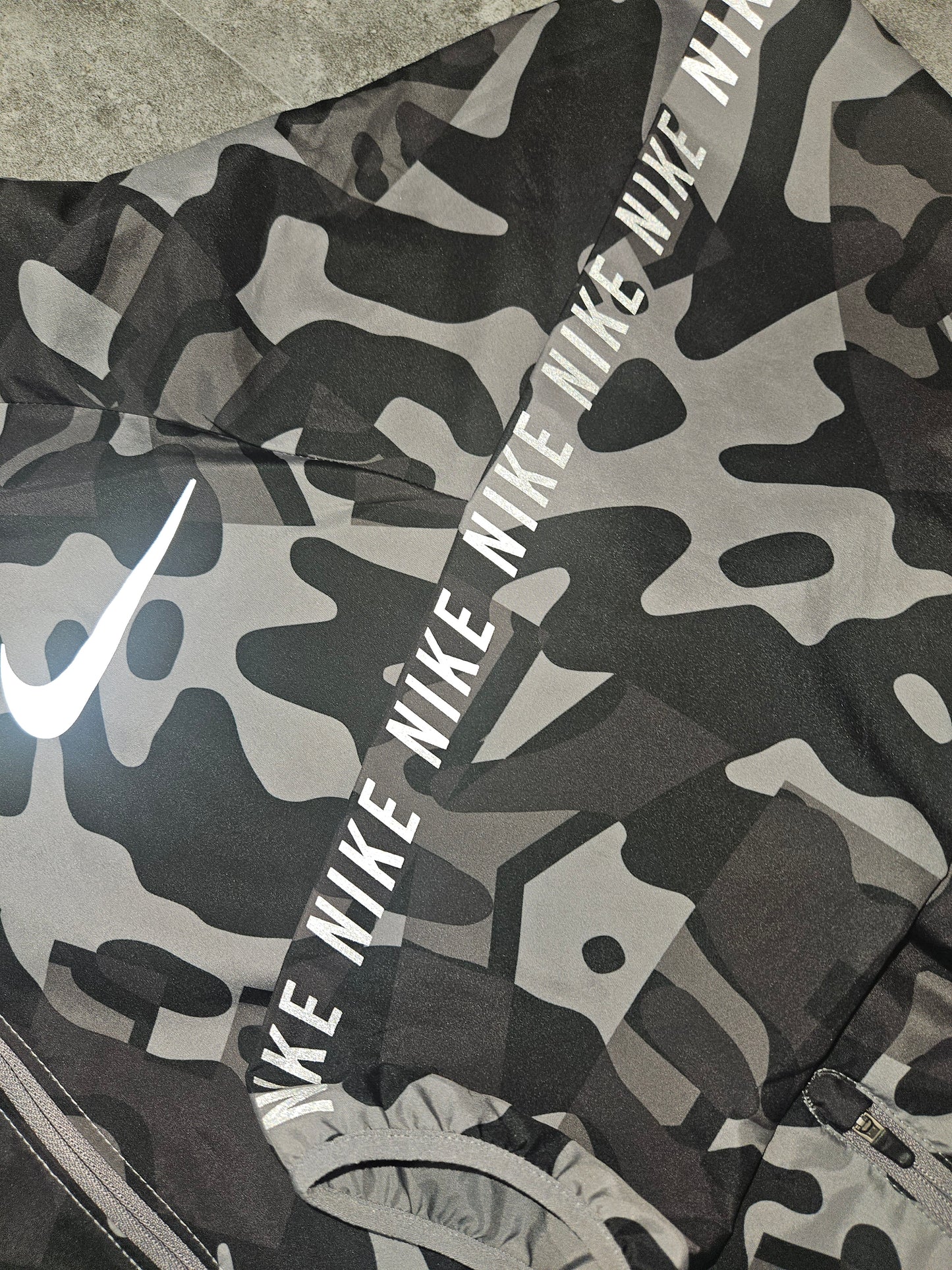 Nike dubai windrunner